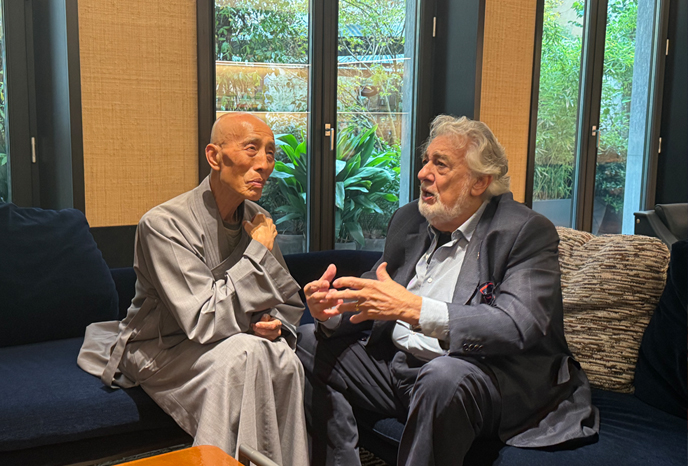 Symphony Beyond the Stage: The Shared Harmony Between Domingo and Master Wuyue